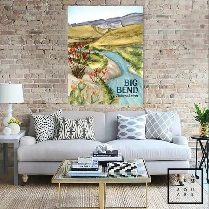 Poster blacknsquare - big bend poster dan sofa di tengah ruangan
